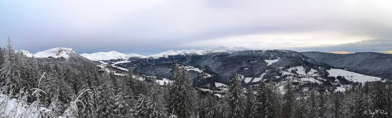 Vue sur le Massif du Sancy sous la neige - Murat le Quaire - Massif du Sancy - Auvergne - France