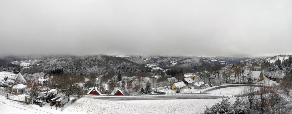 Photo panoramique de Charlannes à Saint-Sauves-d'Auvergne ce matin à 11h36 entre deux tempêtes de neige. Photo réalisée à partir de 3 prises de vue.