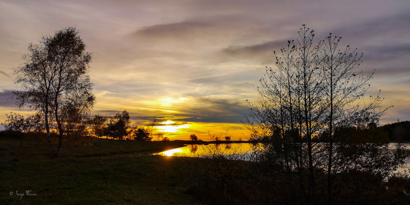 Coucher de soleil sur le lac du pré Cohadon de Murat le Quaire - Massif du Sancy - Auvergne - France