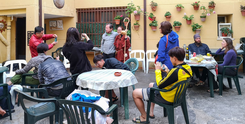 Nos amis(es) Coréens en séance photos souvenirs et costumés à la Albergueria del Camino - Mansilla de las Mulas - Espagne - Sur le chemin de Compostelle