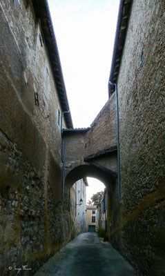 Passage protégeant du regard entre le couvent des Cordeliers (ancien édifice religieux) et l'église de Lectoure (Gers)