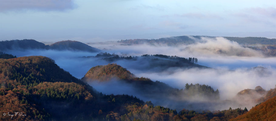 Paysage de brume sur St Sauves vu de Murat le Quaire - Auvergne - France