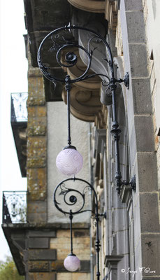 Lampes de la porte d'entrée de l'hôtel Métropole à La Bourboule - Auvergne - France