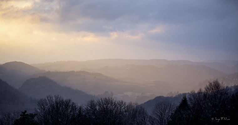 Coucher de soleil avec la pluie, la brume et les nuages - Entre Châteauneuf et St-Sauves d'Auvergne - Massif du Sancy