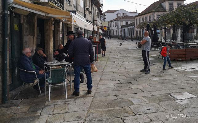 Petite discution sur la place Luís de Camões de Caminha au Portugal - Sur le Chemin de Compostelle par le littoral