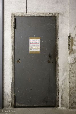 Porte de coffre dans les souterrains recueillant le trésor de la banque de France sous le gouvernement de Vichy au Médicis Palace à La Bourboule - Auvergne - France