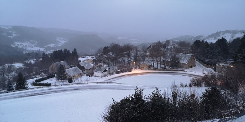 Levé du jour à Murat le Quaire sous la neige - Murat le Quaire - Massif du Sancy - Auvergne - France 