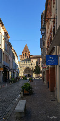 Rue principale amenant à l'Abbaye St Pierre de Moissac - France - Sur le chemin de Compostelle