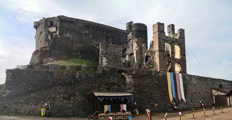 Le château de Murol (classement aux Monuments Historiques en 1889) - Massif du Sancy - Auvergne - France