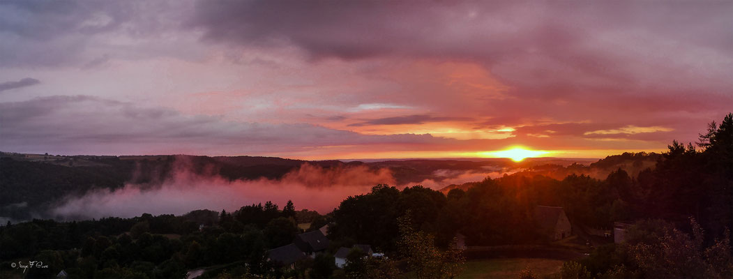 Coucher de soleil sur St Sauves d'Auvergne vu de Murat le Quaire - Massif du Sancy - Auvergne - France