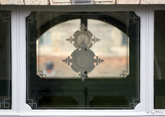Incrustassions à l'étain sur la vitre au dessus de la porte extérieure de l'ancien hôtel Métropole, rue de Reims à La Bourboule - Auvergne - France