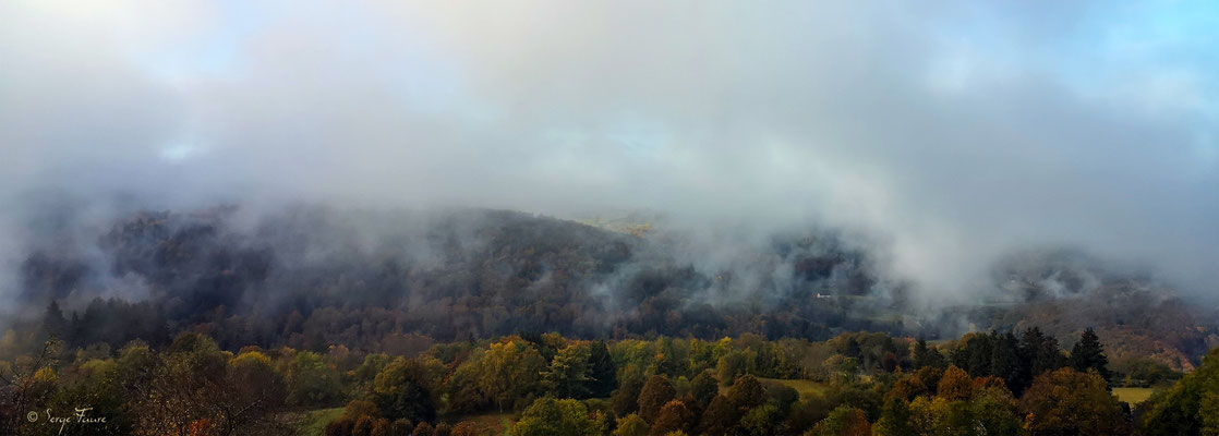 Plateau de Charlannes et Liournat sous la brume du matin - Massif du Sancy - Auvergne - France