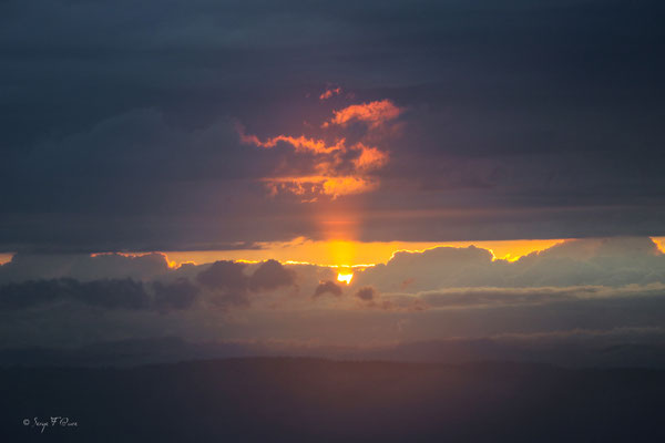 Coucher de Soleil sur St Sauves d'Auvergne - Massif du Sancy - Auvergne - France