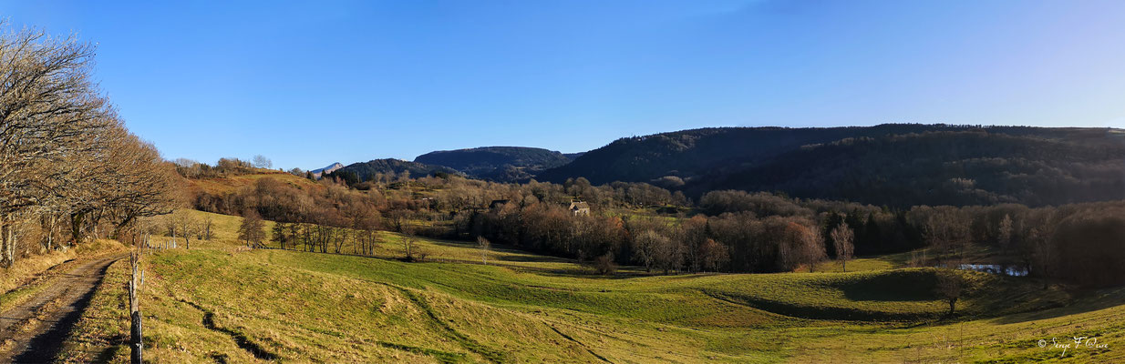 La Fosse vue des Escures Basses – commune de Murat-le-Quaire. Au fond Charlannes et tout petit bout du Sancy.