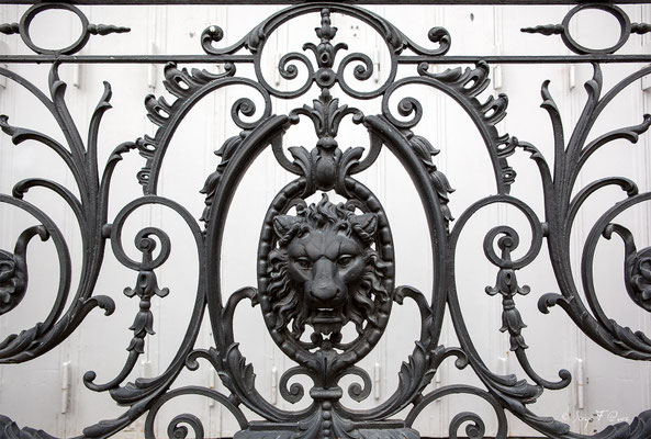 Détail de balcon en fonte ouvragée et à l'emblème du Crédit Lyonnais anciennement le Médicis Palace à La Bourboule - Auvergne - France