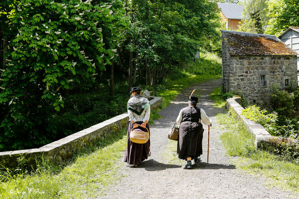 La Marissou et Etiennette des "Virées du Sancy" sur le sentier de la rivière "La Couze Pavin" - Besse et Saint-Anastaise - Massif du Sancy - Auvergne - France