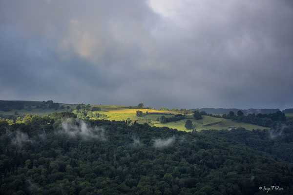 Soleil et nuages sur le plateau de Charlannes - Massif du Sancy - Auvergne - France