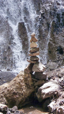 Cairn devant la cascade du Rossignolet - Le Mont Dore - Auvergne - France