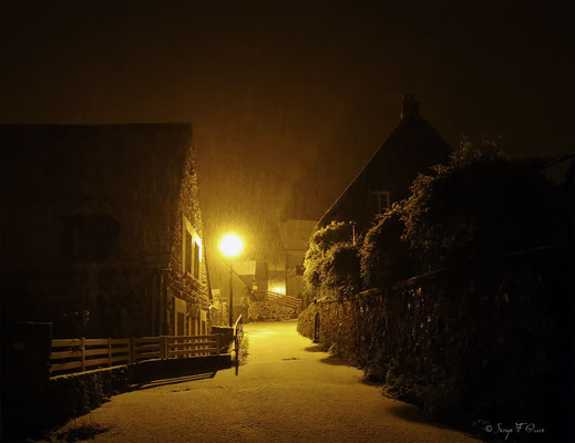 Bourg de Murat le Quaire - Rue des Jonquilles - La nuit enneigée - Auvergne - France