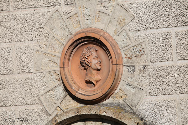 Médaillon sculpté au dessus de porte extérieure dans la rue de Reims à La Bourboule - Auvergne - France