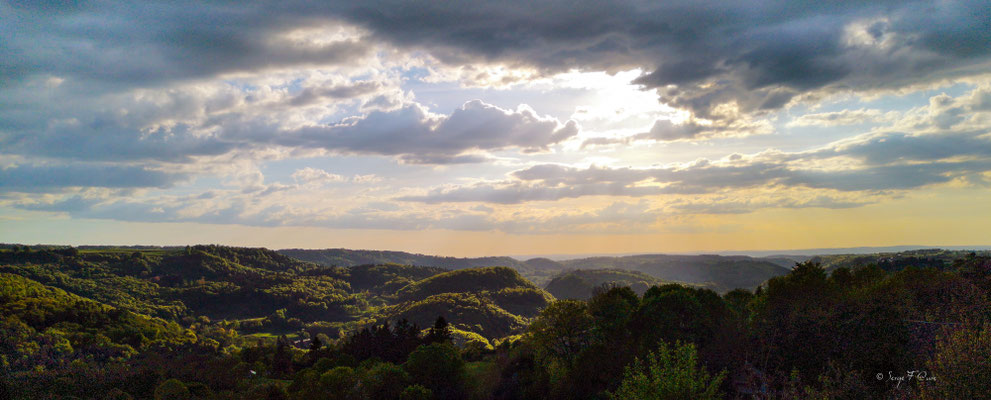 Soleil descendant dans le Massf du Sancy côté Saint-Sauves d'Auvergne