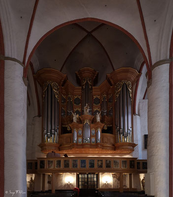Un chef-d'œuvre du genre est l'orgue Arp Schnitger, le plus grand orgue baroque conservé d'Europe du Nord, très somptueux dans sa couleur dorée et avec ses anges musiciens - Eglise protestante Saint-Jacques de Hambourg