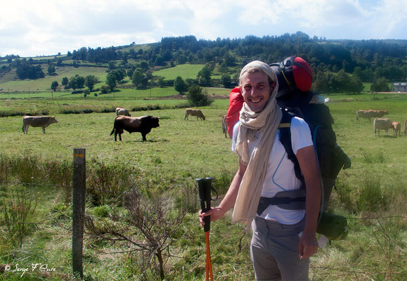 Vincent compagnon de chemin - En allant vers Le Chazeau - France - Sur le chemin de St Jacques de Compostelle (santiago de compostela) - Le Chemin du Puy ou Via Podiensis (variante par Rocamadour)