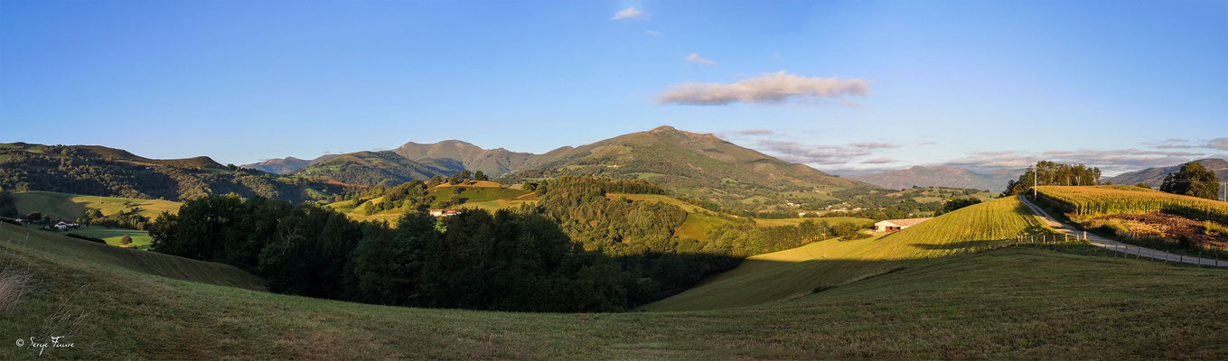 Après St-Jean-Pied-de-Port en montant au col de Roncevaux pour accéder à la partie Espagnole - Sur le chemin de Compostelle