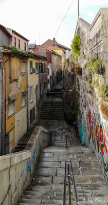 En déambulant dans les rues de la haute ville historique de Porto - Portugal