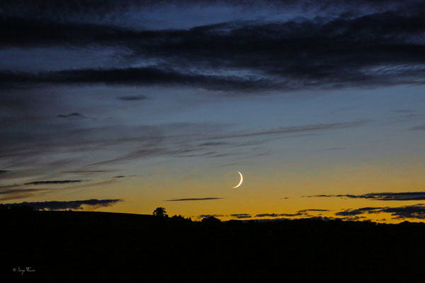 Crépuscule et dernier quartier de lune sur Liournat - Massif du Sancy - Auvergne - France