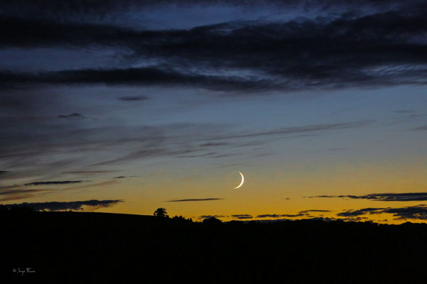 Crépuscule et dernier quartier de lune sur Liournat - Massif du Sancy - Auvergne - France