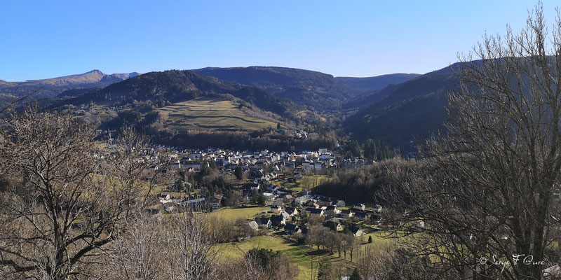 Vue sur La Bourboule du le chemin de ronde de Murat le Quaire - Massif du Sancy - Auvergne - France