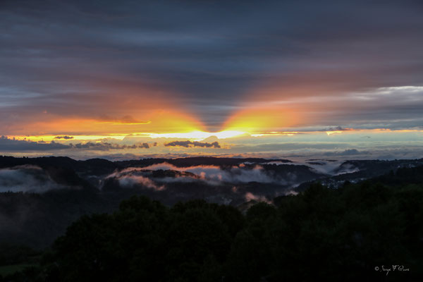Coucher de Soleil sur St Sauves d'Auvergne - Massif du Sancy - Auvergne - France