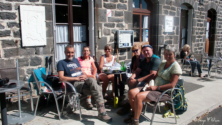 Pause détente et casse-croûte avec mes compagnons de chemin à Aubrac - France - Sur le chemin de St Jacques de Compostelle (santiago de compostela) - Le Chemin du Puy ou Via Podiensis (variante par Rocamadour)