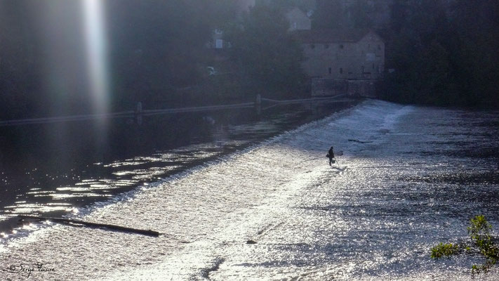 En quitant le gîte chez Serge à Cahors, au petit matin. Un pêcheur était déjà là, au milieu du Lot - Sur le chemin de Compostelle 