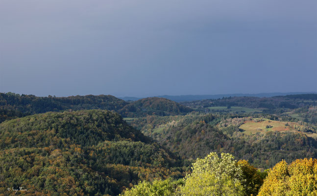 Vue sur Châteauneuf, Méjanesse et Massange - Commune de St-Sauves d'Auvergne - Massif du Sancy - France