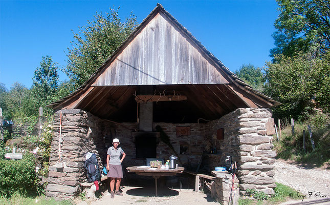 Annette à Lestrade sous la grange réaménagée de Roger qui nous accueil avec son sourire et sa générosité, pour une boisson fraîche ou chaude. J'étais si bien, que je suis resté pour manger mon casse-croûte du midi, à l'ombre de ce soleil brûlant.