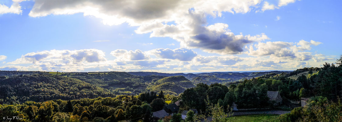 Panoramique sur St Sauves d'Auvergne (France) cet après-midi du 30/09 avec des nuages radieux qui nous envoutent en cette belle journée d'automne.