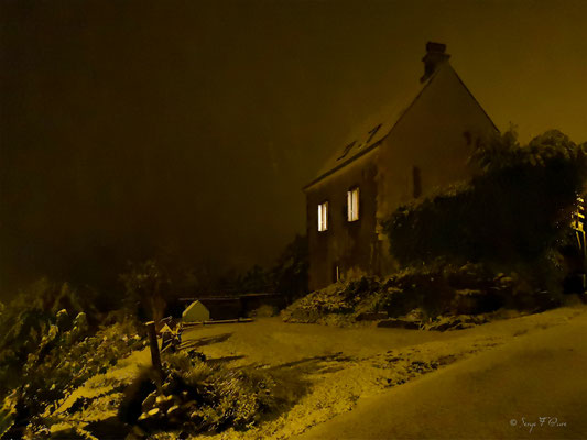 Bourg de Murat le Quaire - Rue des Jonquilles - La nuit enneigée - Auvergne - France