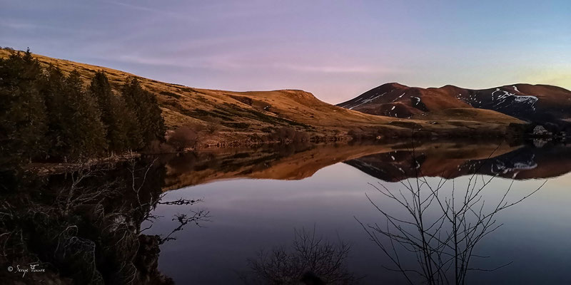 Le lac du Guéry au crépuscule - Massif du Sancy - Auvergne - France