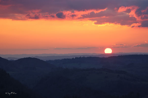Coucher de soleil sur Châteauneuf et St-Sauves d'Auvergne - Massif du Sancy - France