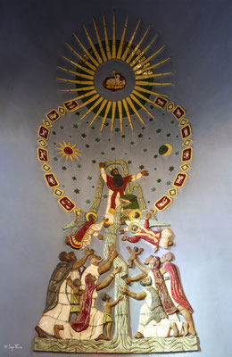 Les céramiques de cette église ont été réalisés par Sigismond Olesiewicz, dit Jean Olin, né le 21 06 1891 à Barhn en Ukraine, et mort le 13 mai 1972 à Paris, c’est un artiste peintre, décorateur, illustrateur, graveur, d'origine polonaise
