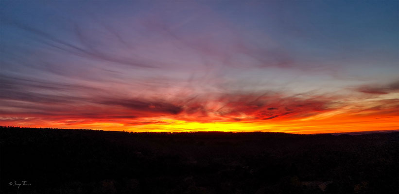 Coucher de soleil sur Liournat - Commune de St-Sauves d'Auvergne - Massif du Sancy - France