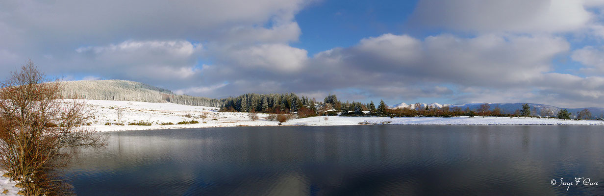 Panoramique sur le plan d'eau de Murat le Quaire Face au puy de Sancy - Auvergne - France