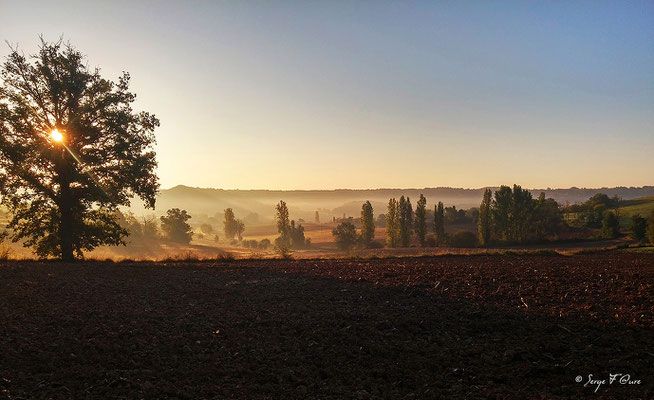 Lever de soleil en allant sur Durfort-la-Capelette - Sur le chemin de Compostelle