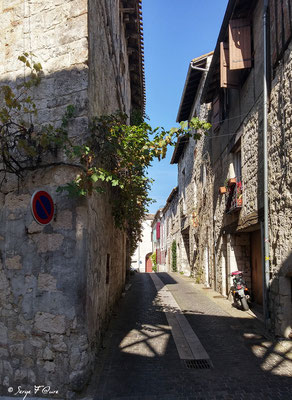Dans les vieille rues de Lauzerte - Village médiéval - Sur le chemin de Compostelle  