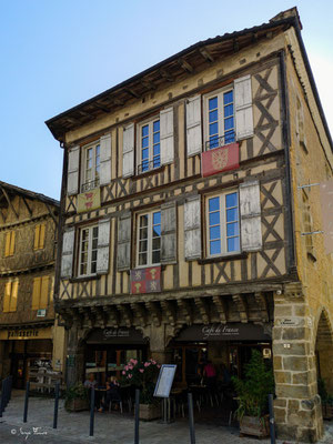 Maison du 15e siècle à Eauze sur la place principale dans le département du Gers - France - Sur le chemin de Compostelle 