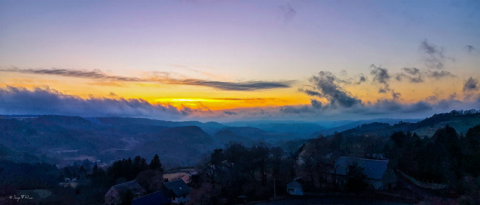 Coucher de soleil sur Saint Sauves d'Auvergne vu de Murat le Quaire - Massif du Sancy - Auvergne - France
