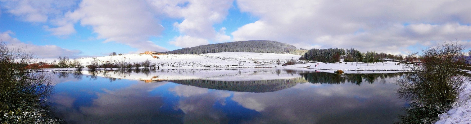 Panoramique sur le plan d'eau de Murat le Quaire - Auvergne - France