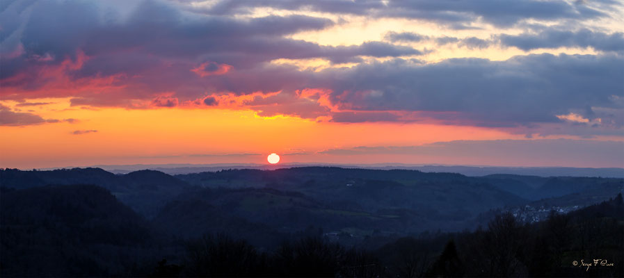Coucher de soleil sur Châteauneuf et St-Sauves d'Auvergne - Massif du Sancy - France